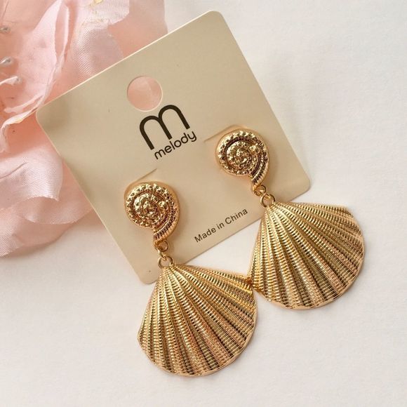 Goldtone Shell Dangle Earring, Medium weight, NEW - Picture 1 of 6